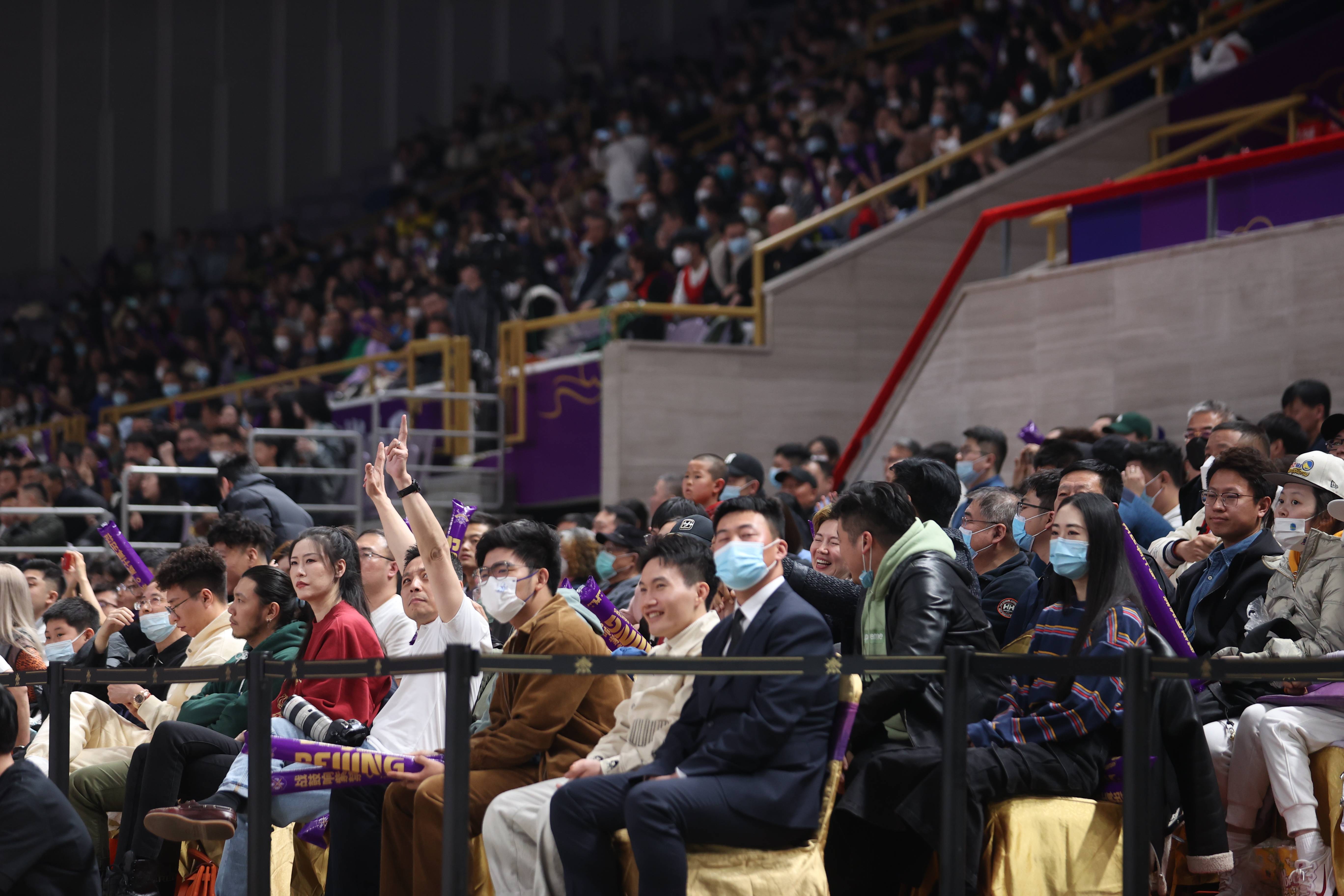 比赛中球员技艺娴熟，引发现场观众欢呼