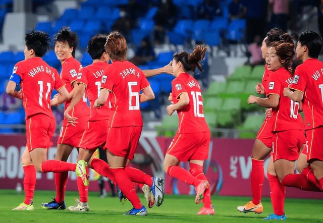 国际女足比赛强力对攻，巨星出手射门必进