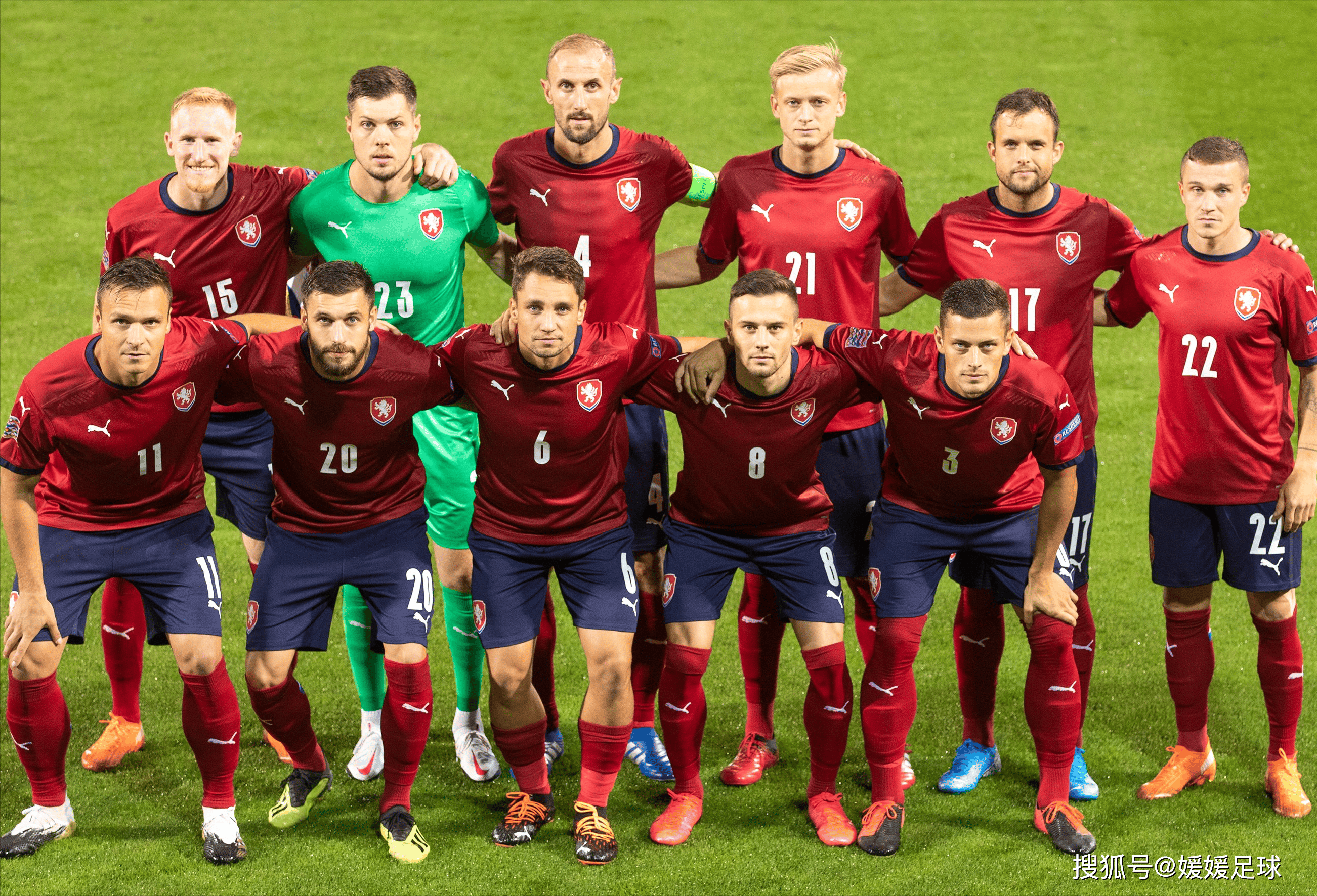 法国队与冰岛队互相拼搏,场面激烈 法国队与冰岛队互相拼搏,场面激烈