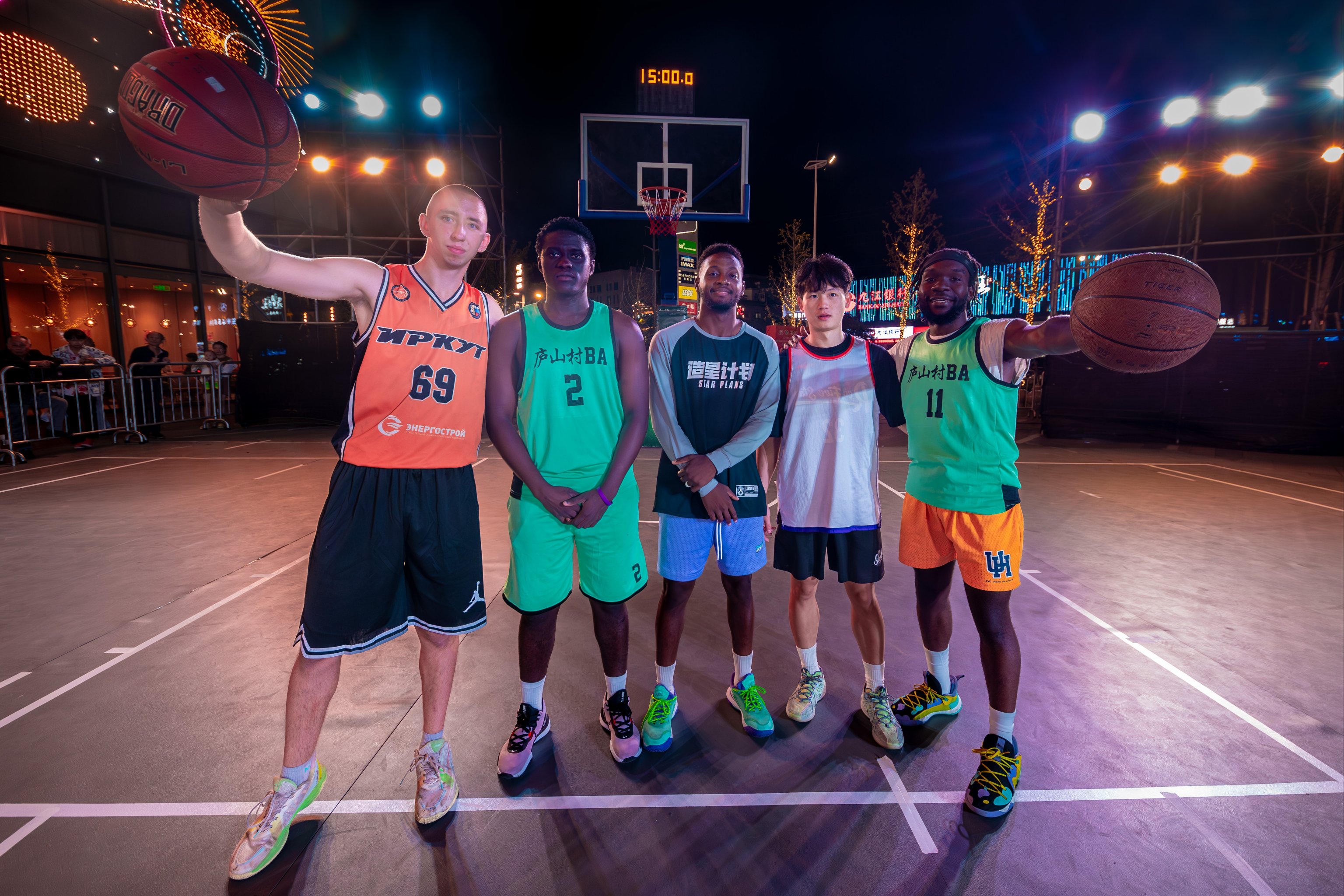 全球篮球比赛中各队团结拼搏，彼此竞争
