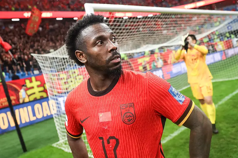 关于澳大利亚球员因红牌停赛，缺席下一场比赛的信息