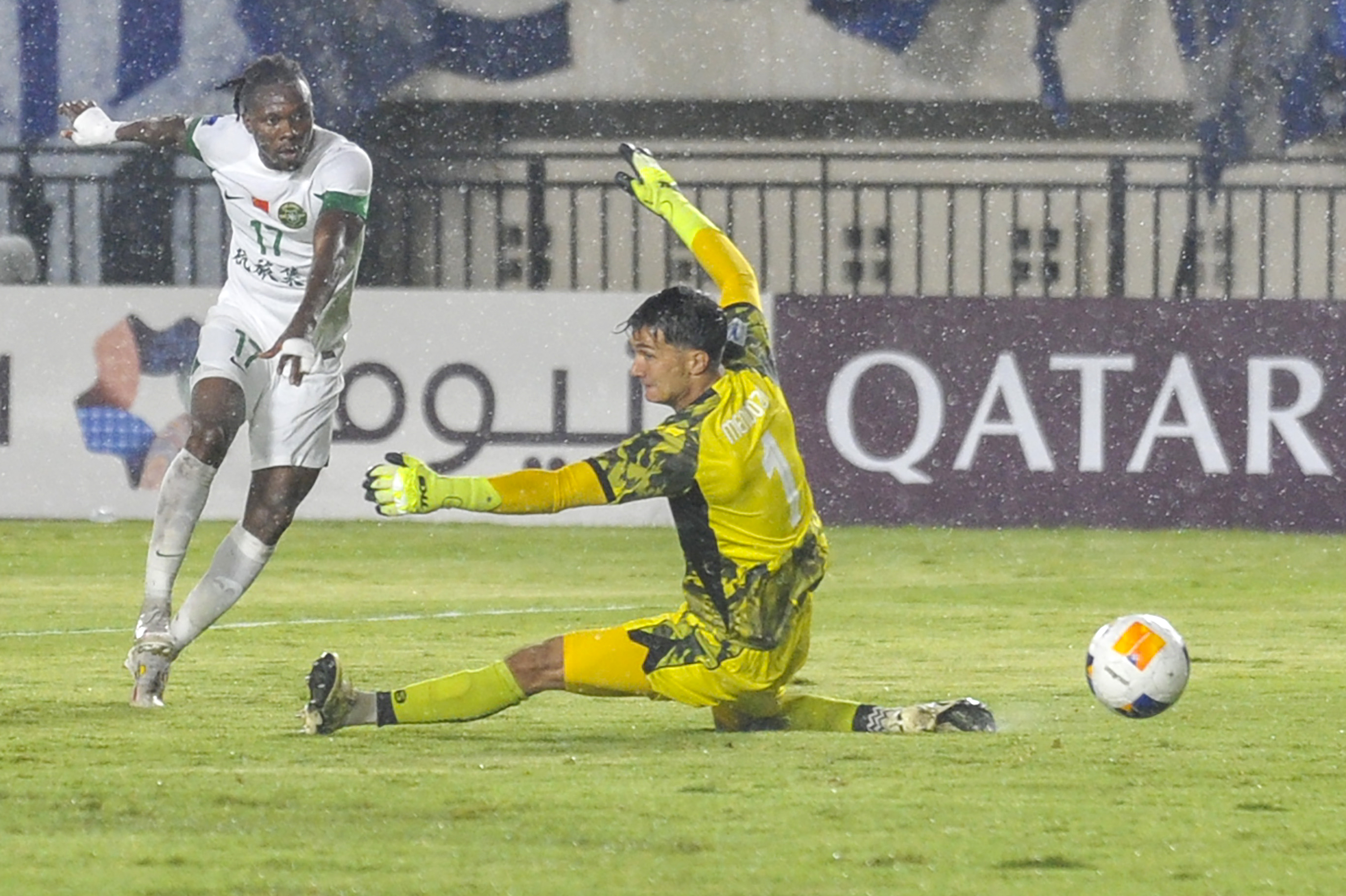 亚眠球迷热情支持球队，创造出色气氛的简单介绍