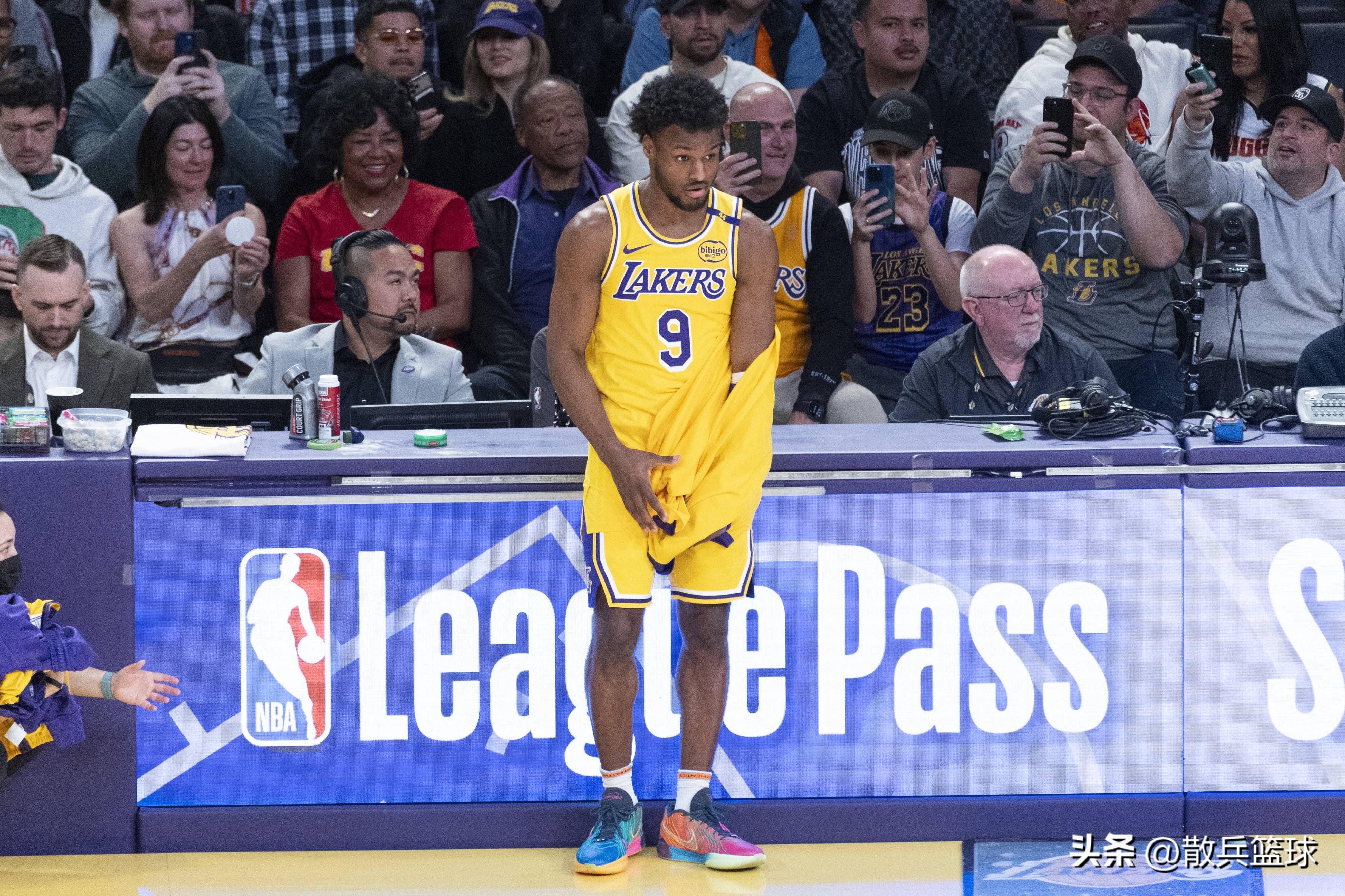 包含雄鹿取得重要胜利，力压湖人占据东部第二的词条