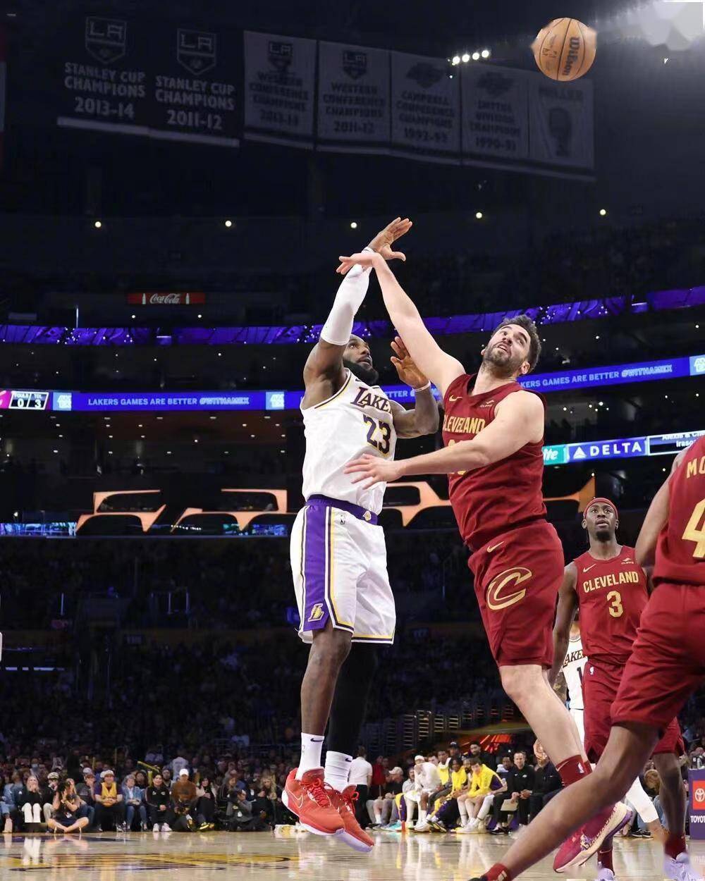 湖人表现出色,逆袭战胜实力球队的简单介绍 湖人表现出色,逆袭战胜实力球队的简单介绍