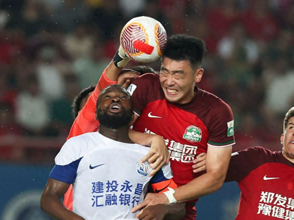 比赛中场表现抢眼，球迷掌声不断