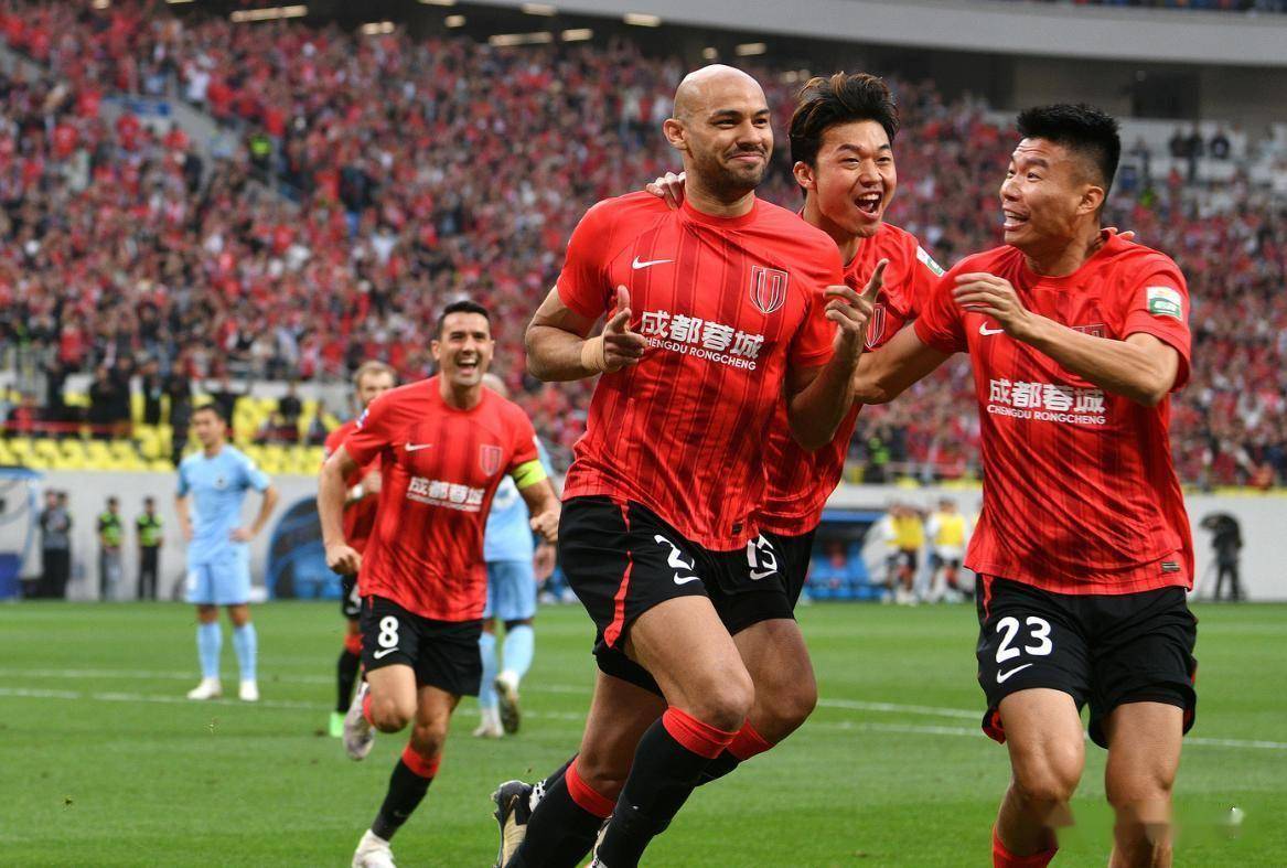 包含鲁能主场告捷，表现稳定保持冲击冠军态势的词条