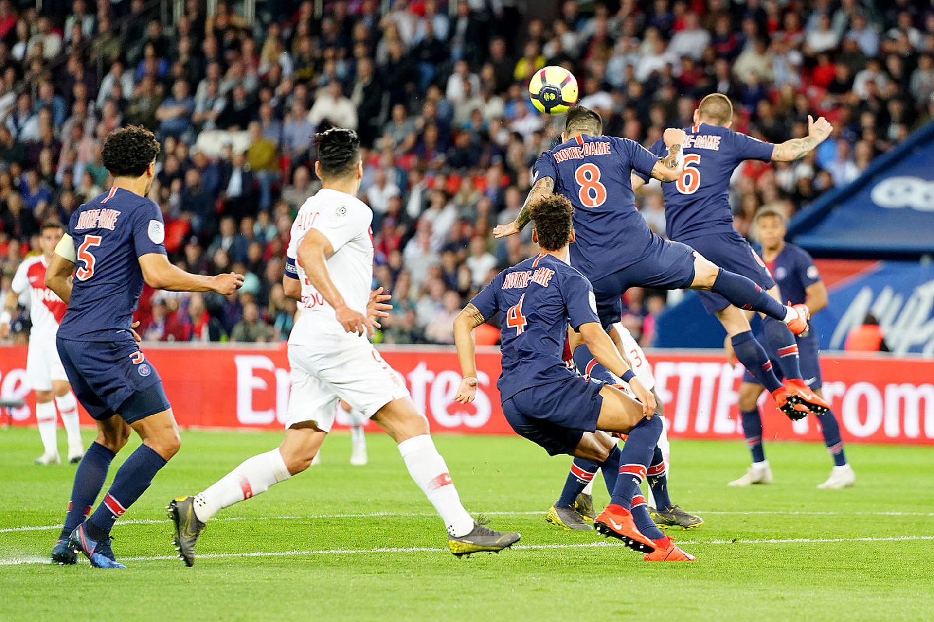 法兰克福客场战胜多特蒙德，取得惊喜胜利