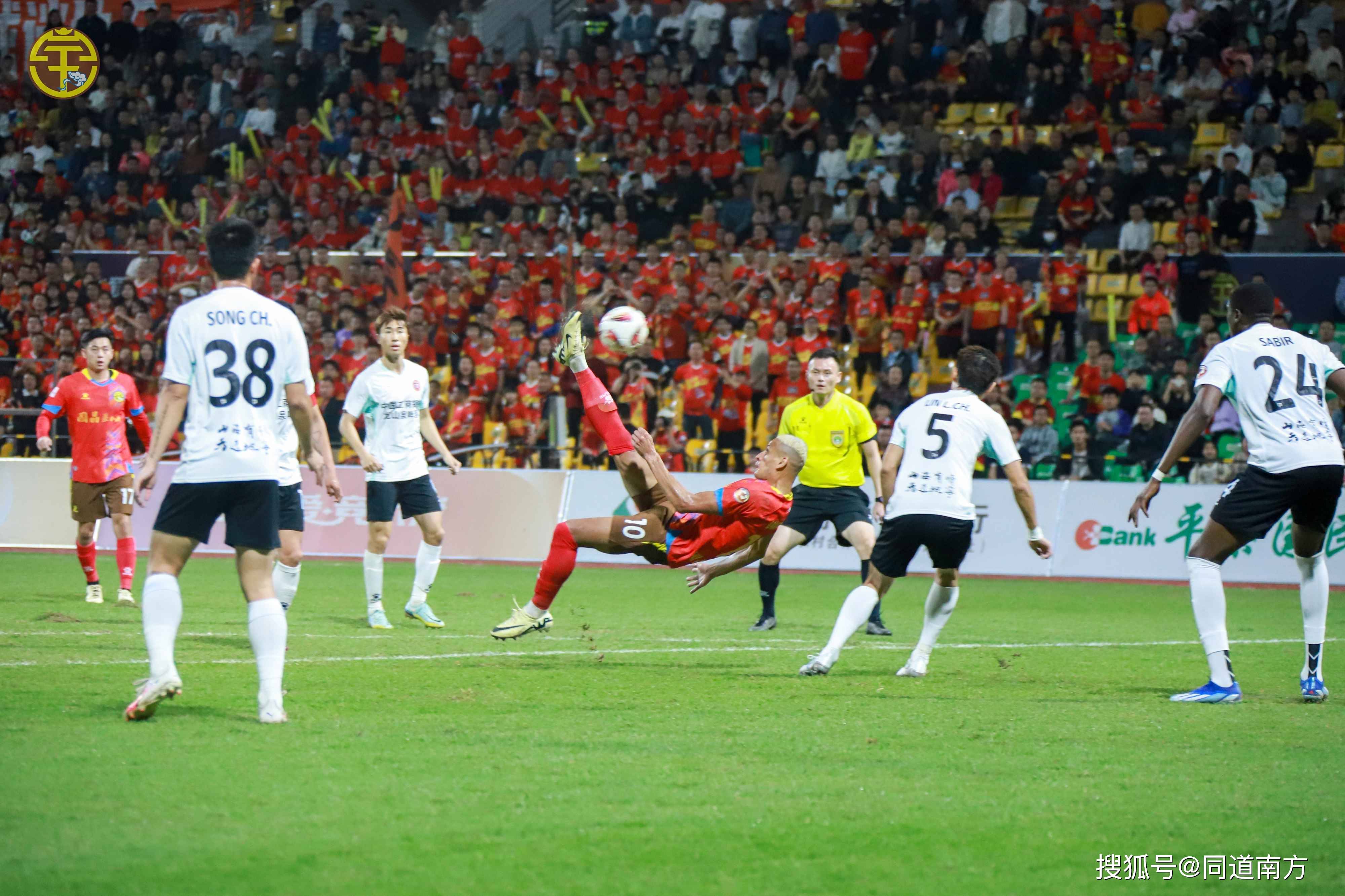 赛场上的瞬间精彩,观众沸腾不已 赛场上的瞬间精彩,观众沸腾不已