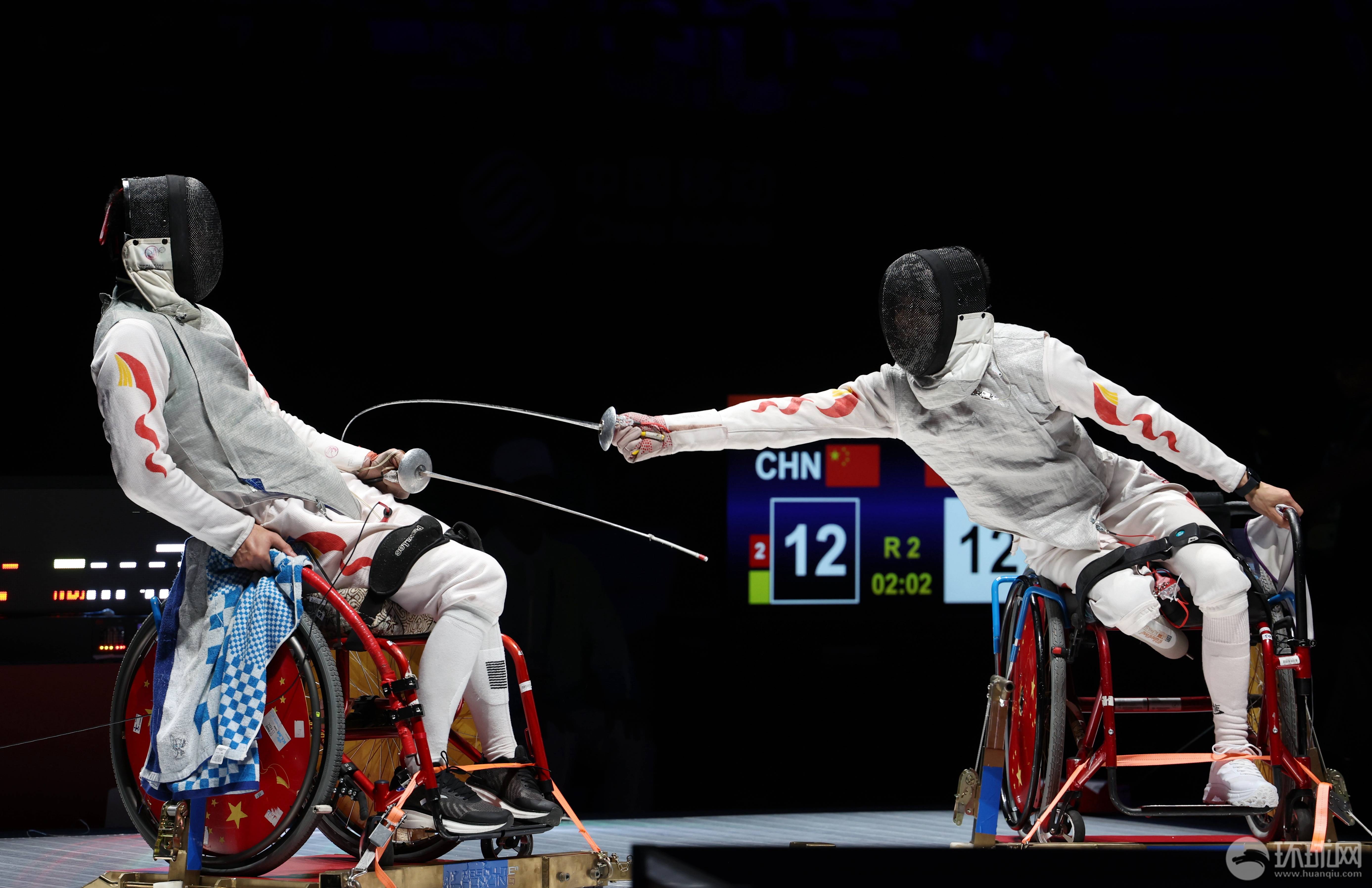 俄罗斯击剑选手勇夺冠军,赢得掌声 俄罗斯击剑选手勇夺冠军,赢得掌声