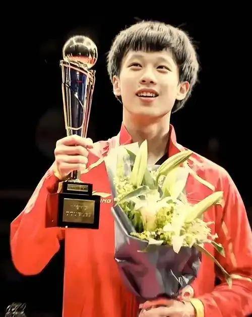 男子乒乓球选手意气风发夺冠的简单介绍 男子乒乓球选手意气风发夺冠的简单介绍