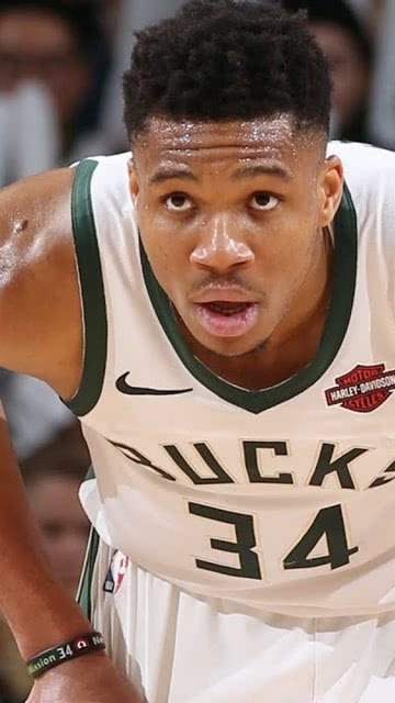 雄鹿中锋受伤,球队内线出现空缺 雄鹿中锋受伤,球队内线出现空缺