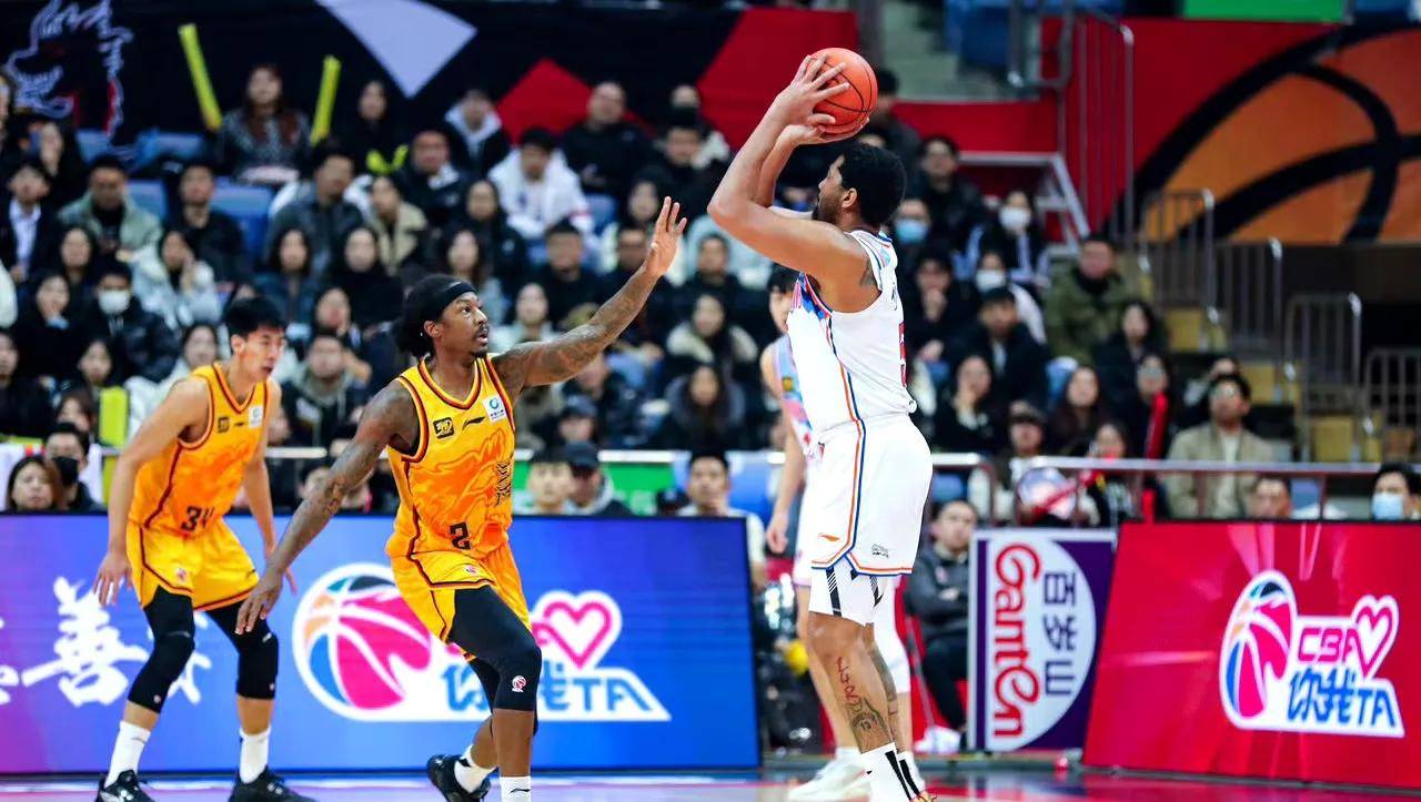 广东不敌新疆,遭遇三连败! 广东不敌新疆,遭遇三连败!