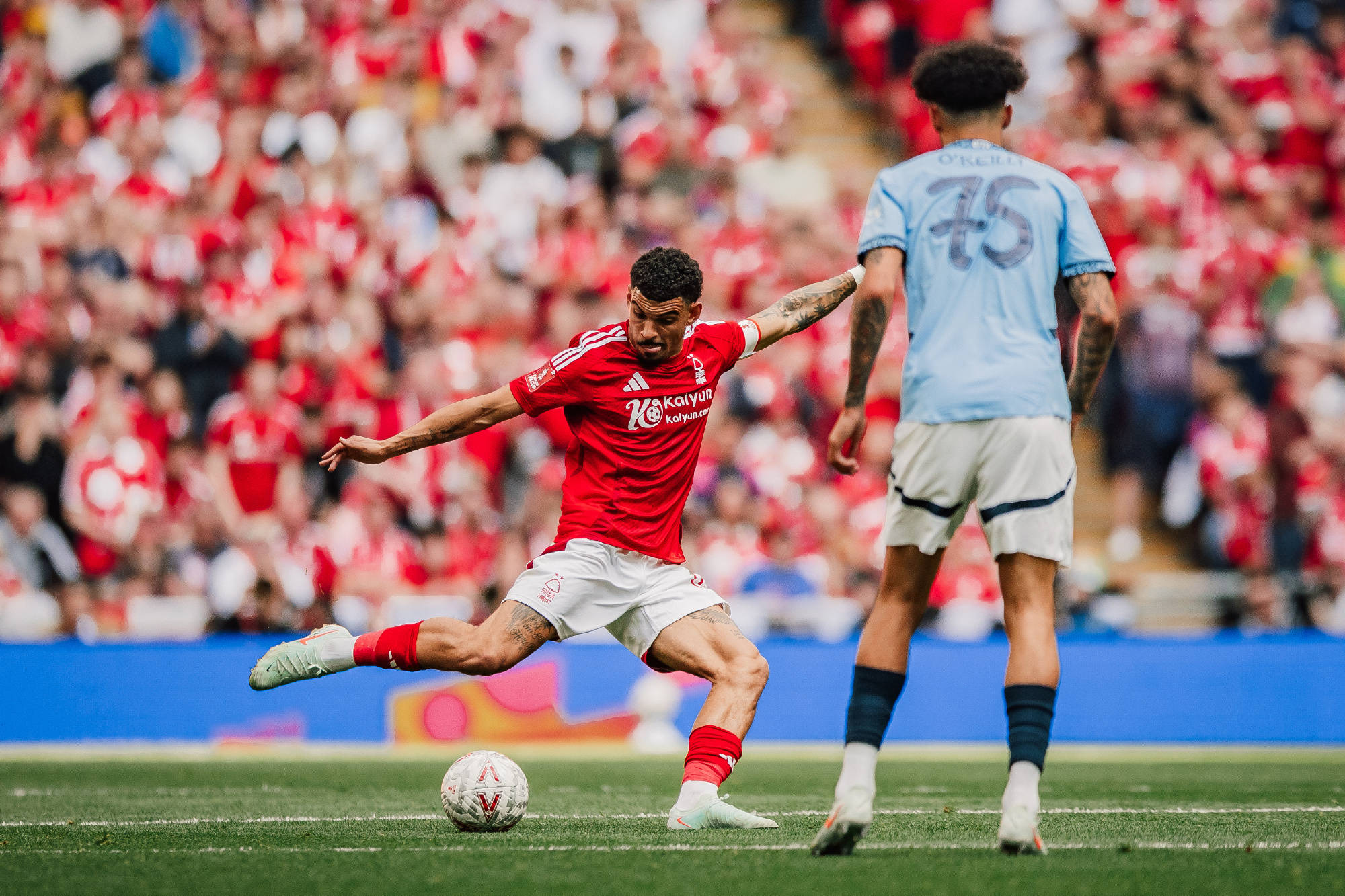 利物浦全力以赴英超榜首之争悬念重重