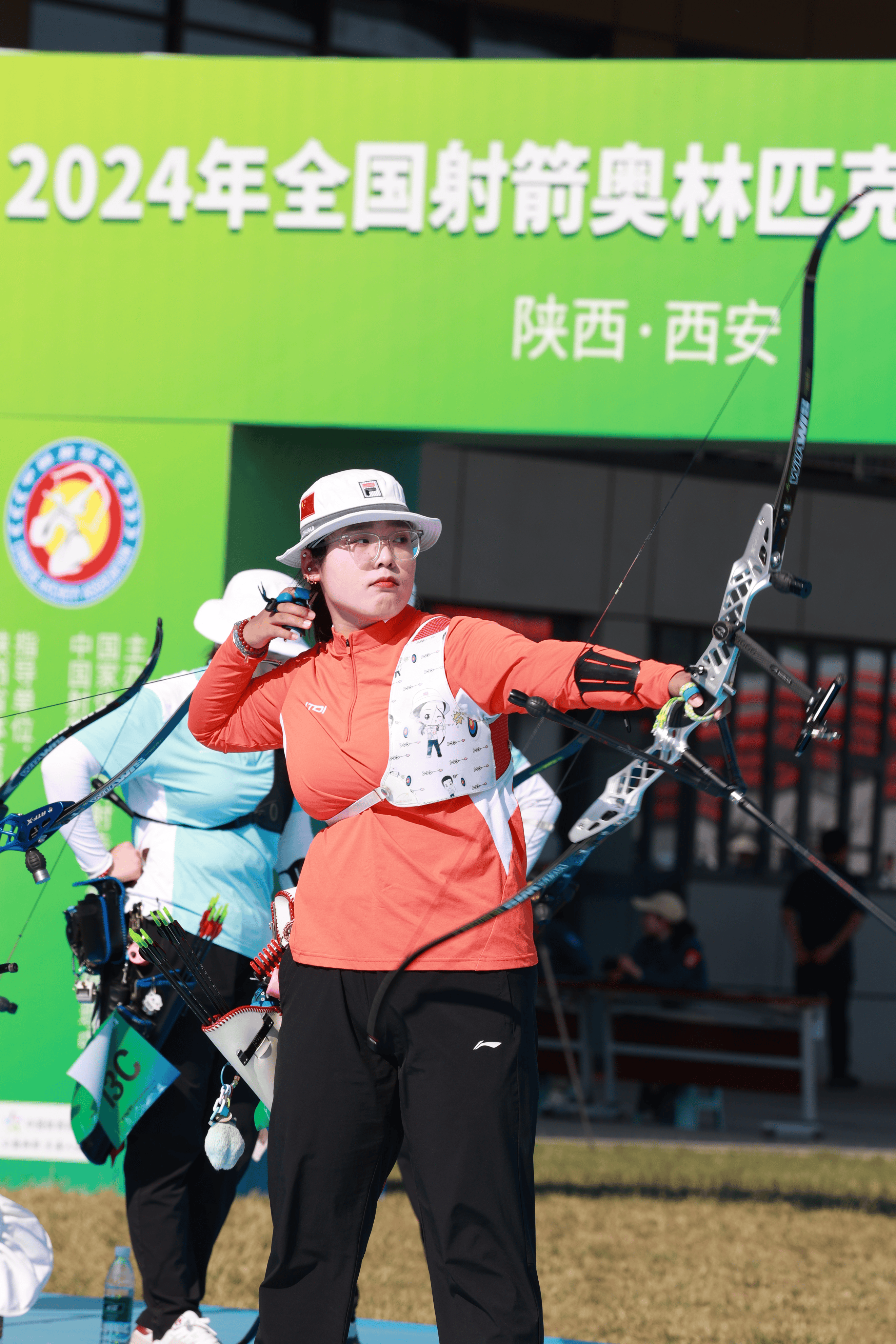 射箭选手风雨无阻,射中靶心 射箭选手风雨无阻,射中靶心