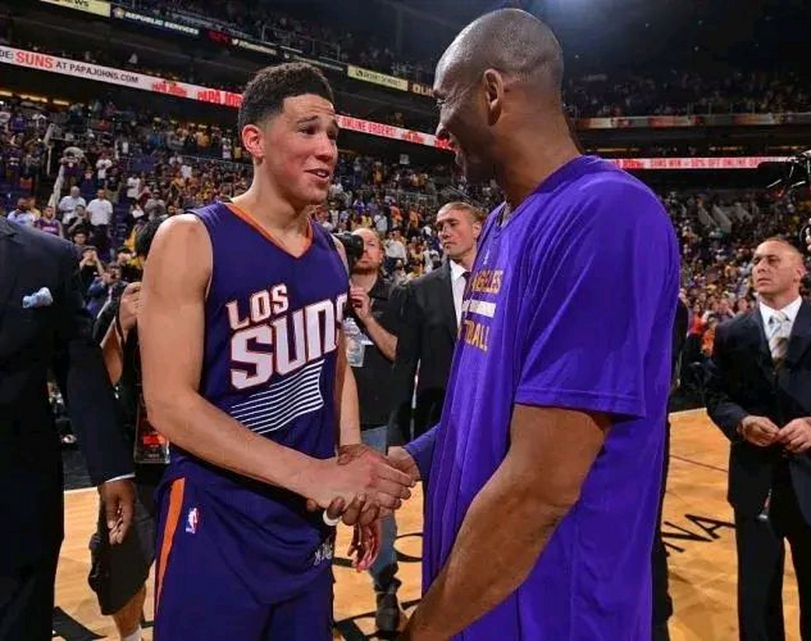 北京队轻取掘金,布克统治全场 北京队轻取掘金,布克统治全场